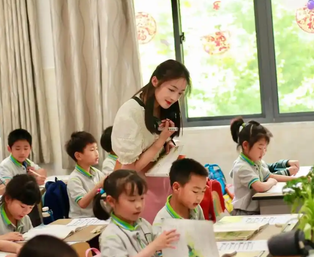 <b>教育优质均衡展开之门走出一条以数字赋能教育的特色包围之路</b>