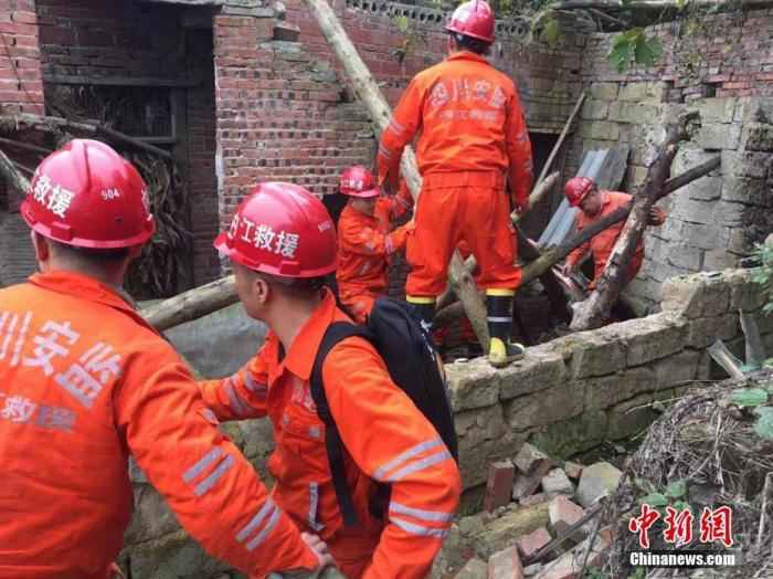 资料图:救援人员在震区开展救援。钟欣 摄
 应急管理部:1月全国自然灾害致68万人次受灾 2人死亡