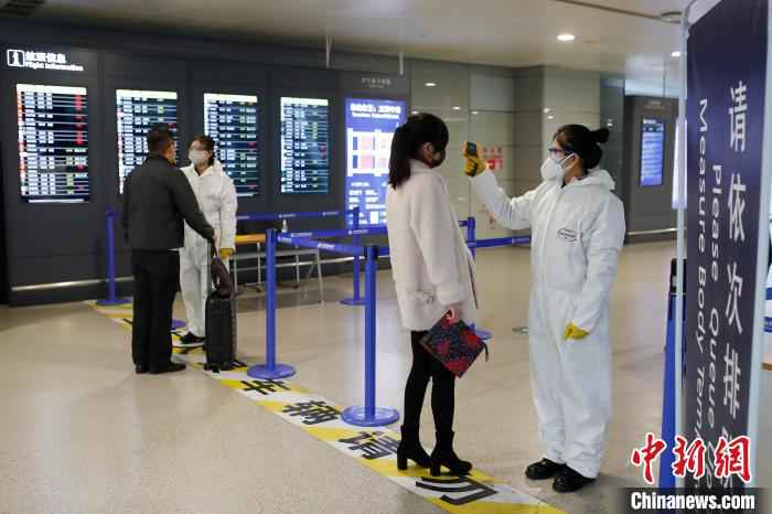 旅客在浦东国际机场进行体温检测。 供图 摄  上海密织疫情防控网 人车船“来有影去有踪”