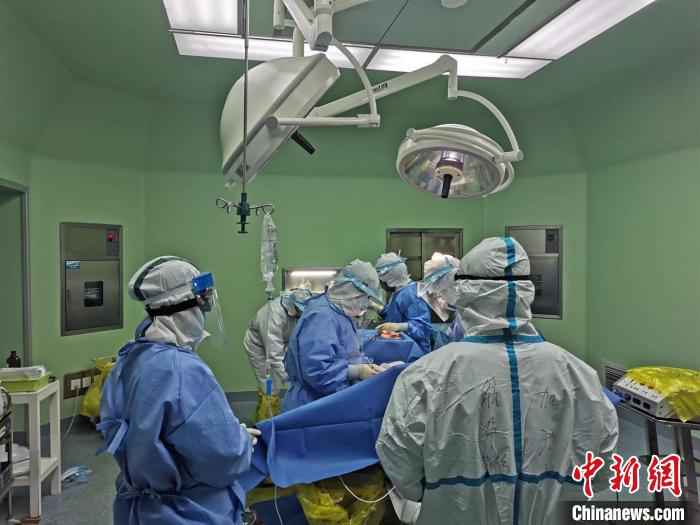 手术现场。乐清宣传部供图  浙江乐清新冠肺炎妈妈治愈出院 与产子“隔空相见”