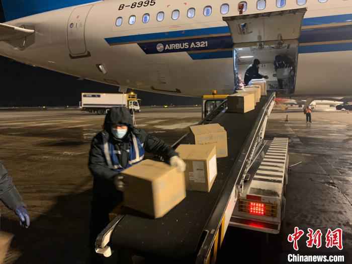 图为机场工作人员搬运物资。(吕品摄) 史轶夫 摄  24吨各类防疫物资运抵中国北疆