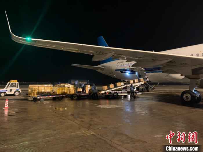 图为机场工作人员搬运物资。(吕品摄) 史轶夫 摄  24吨各类防疫物资运抵中国北疆