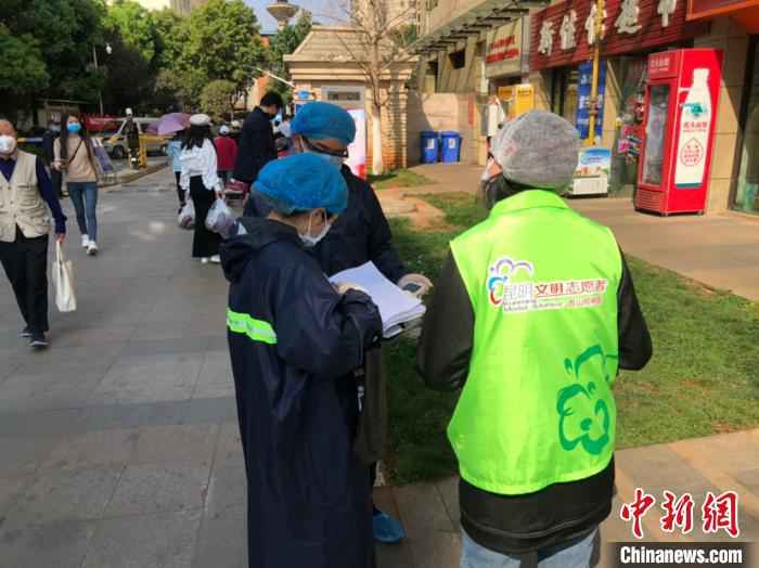 图为社区工作人员进行测量体温、登记工作。 刀志楠 摄  云南境外输入风险严峻 首例输入确诊病例居住单元已封闭