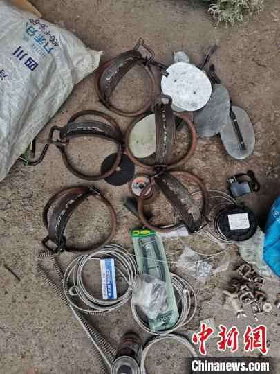犯罪嫌疑人岳某某网购的捕猎工具。达川公安供图  四川达州一男子网购8套捕猎工具非法狩猎被警方抓获