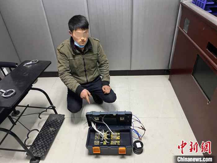 犯罪嫌疑人岳某某被警方抓获。达川公安供图  四川达州一男子网购8套捕猎工具非法狩猎被警方抓获