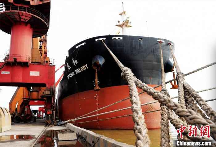 10名中国籍国际航行船舶船员在江苏南通换班下船。南通海事局供图  10名中国籍国际航行船舶船员在江苏南通换班下船