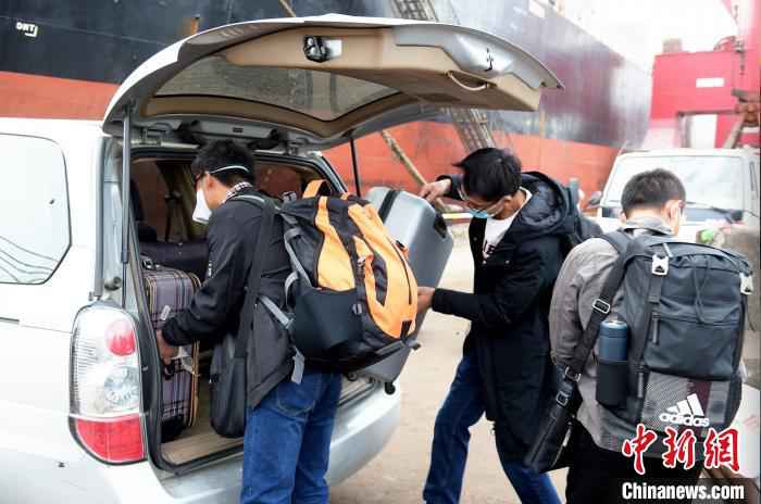 10名中国籍国际航行船舶船员在江苏南通换班下船。南通海事局供图  10名中国籍国际航行船舶船员在江苏南通换班下船