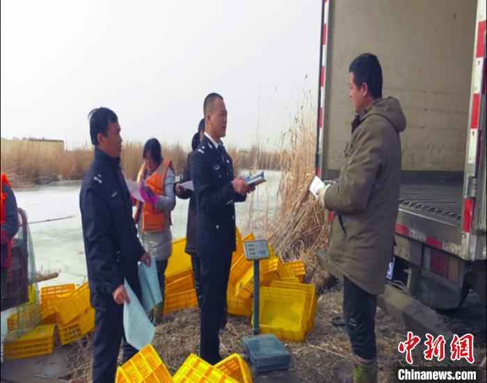 博斯腾湖渔政管理站工作人员向从业人员宣传渔业法及禁捕期的相关知识。 都古尔加甫 摄  “促民增收打更多的鱼”中国最大内陆淡水湖博斯腾湖进入禁渔期