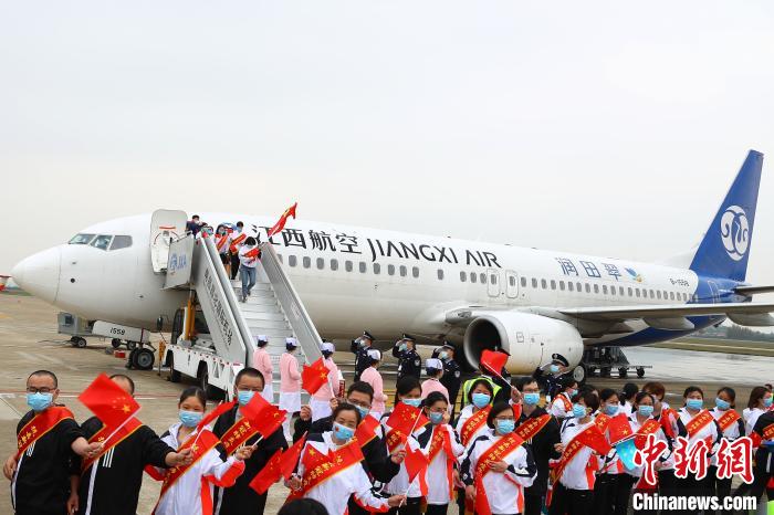 3月23日下午,江西援助湖北随州医疗队队员走下飞机。 刘占昆 摄  369名队员凯旋!江西对口支援随州医疗防疫队返赣
