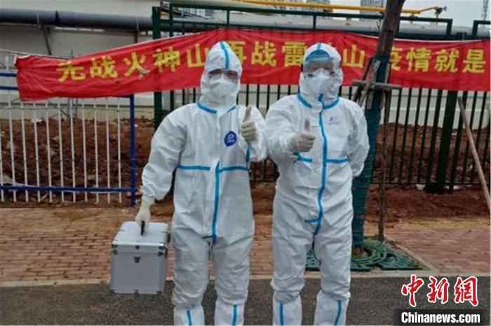 图为江西省疾控系统支援武汉防疫队消杀组前往雷神山医院。 陈姝慧 摄  江西省疾控系统支援武汉防疫队满月记(图)