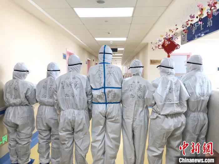 两地医护人员齐心协力共度难关。尹翻平供图  坚守天门的57个日夜