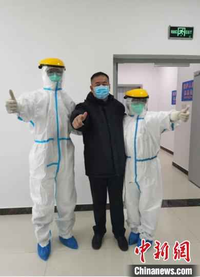 侯锐钢要求队员们严格训练防护服的穿脱。受访者供图  一碗山西面回馈湖北潜江授予的荣誉