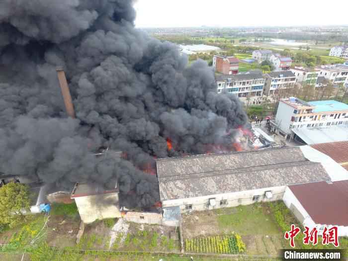 图为火灾现场。嘉兴消防提供  浙江嘉兴一纺织厂发生大火 消防出动100多人赴现场救援