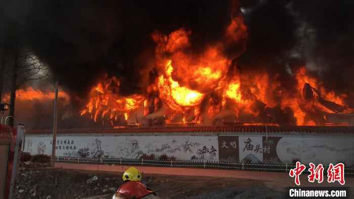图为火灾现场。嘉兴消防提供  浙江嘉兴一纺织厂发生大火 消防出动100多人赴现场救援