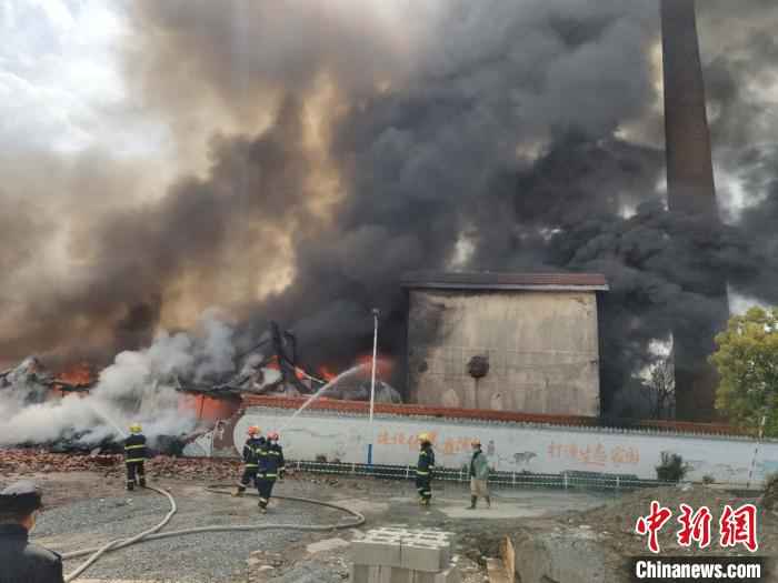 图为火灾现场。嘉兴消防提供  浙江嘉兴一纺织厂发生大火 消防出动100多人赴现场救援