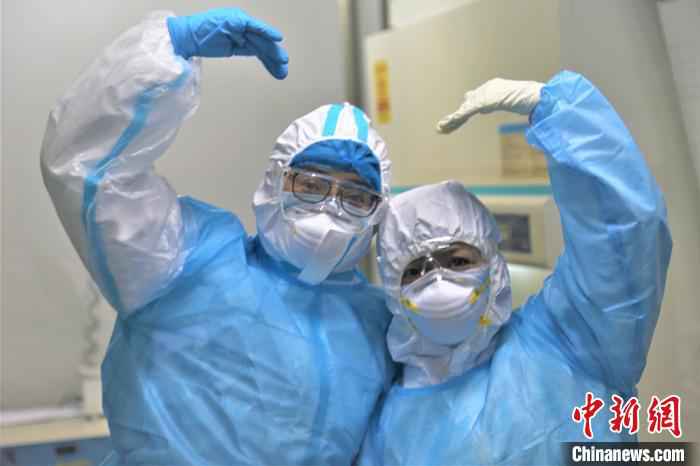 检测人员团结一心,决心战胜疫情。 杜炳勋 摄  探访新疆兵团“核酸检测人员”:离病毒最近 如“雷区”排雷