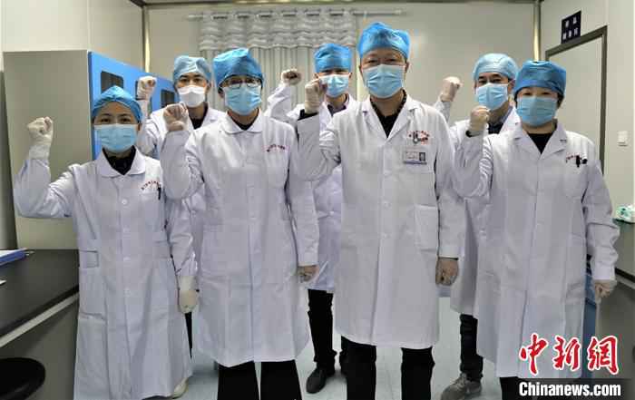 检测人员为战胜疫情加油打气。 杜炳勋 摄  探访新疆兵团“核酸检测人员”:离病毒最近 如“雷区”排雷