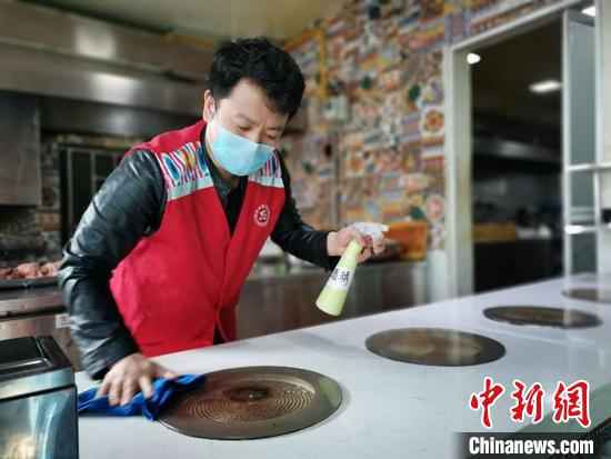 陈真做好备餐前期工作。 叶翠 摄  放弃“宅”生活 新疆餐厅老板为一线防疫人员当起“送餐员”