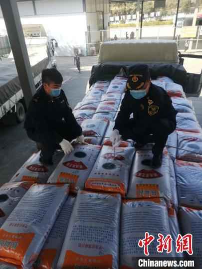 图为海关工作人员正在工作。孟定海关供图  云南孟定海关多项措施稳外贸 累计验放缅甸进口甘蔗15.45万吨