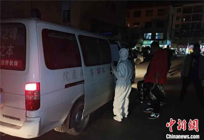 图为8名人员被强制隔离。 杨雪梅 摄  中缅边境瑞丽:8名高危地区返回人员擅自外出被强制隔离