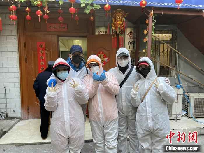 庄源(中)和几位同事合影。受访者供图  下沉到社区的武汉木偶剧演员:工作中也曾被误解