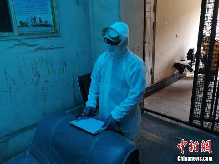 庄源在劳动社区,准备开始工作。受访者供图  下沉到社区的武汉木偶剧演员:工作中也曾被误解