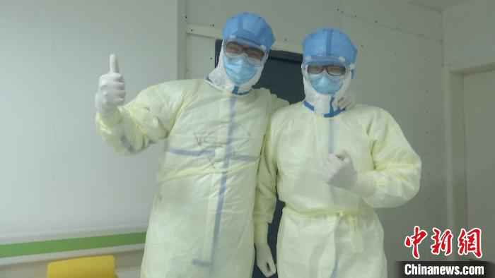 在同事们眼里,王志强(左)是一个阳光、奋进、自信的大男孩。受访人供图  山西95后护师出征武汉战“疫” 父子联手瞒母27天