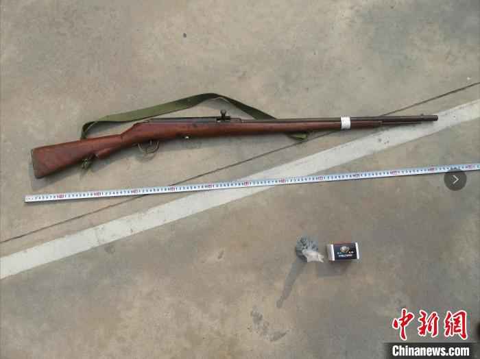 图为查获的枪支。 毕晓东 摄  云南一村民非法捕杀、饲养野生动物被立案调查