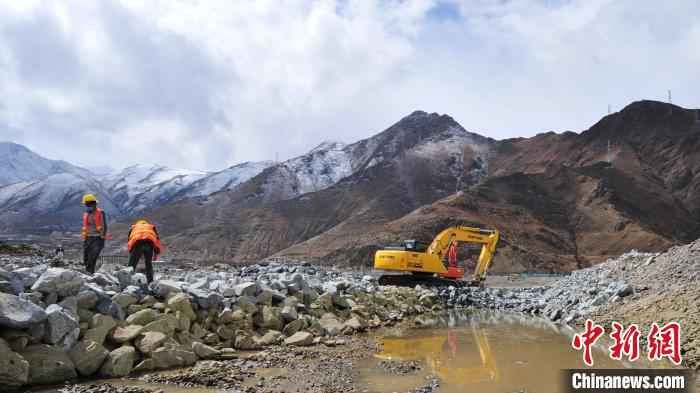 图为3月16日,多辆装载机正有条不紊地进行防冲槽抛石回填作业。 张伟 摄  西藏拉萨河综合整治工程总体进度未受影响