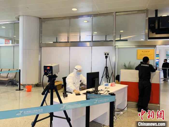 疫情期间,杭州萧山国际机场的到达口。(图文无关) 张斌 摄  浙江已发放3.1万张“国际版”健康码防境外输入