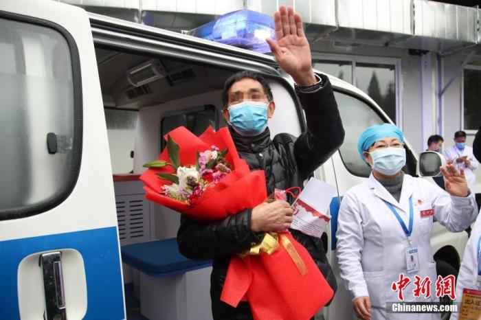 3月16日,贵州省最后一名新冠肺炎确诊患者治愈后从将军山医院出院,与医护人员挥手告别。截至当天,贵州全省146例新冠肺炎确诊病例全部清零。 中新社记者 瞿宏伦 摄  三个“零”!贵州疫情防控持续向好 经济社会发展加速发展