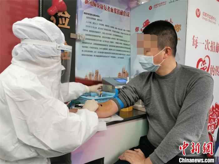 熊先生做好采血准备。 内江市委宣传部供图  四川一名新冠肺炎康复者捐献血浆 称“很有成就感”