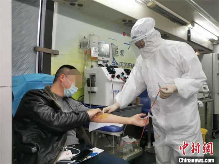 采集血浆。 内江市委宣传部供图 摄  四川一名新冠肺炎康复者捐献血浆 称“很有成就感”