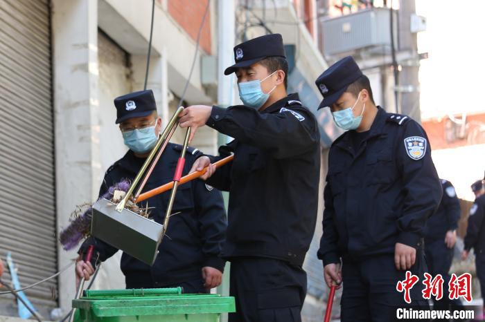 图为边检站民警将清理的垃圾装入垃圾桶,进行集中处理。 罗兴伟 摄  中尼边境樟木口岸开展爱国卫生运动 助力疫情防控