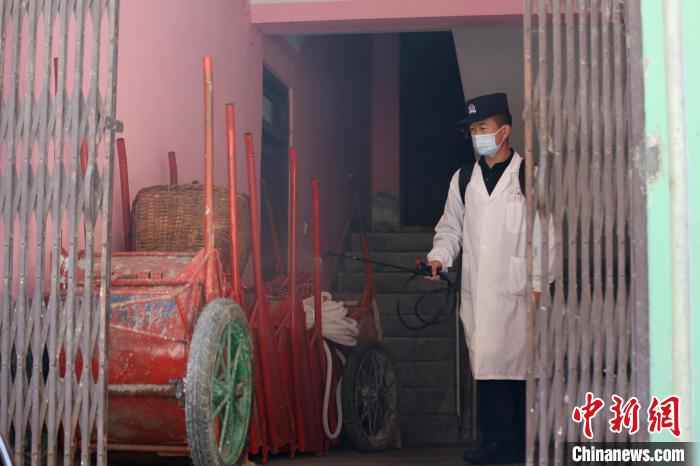 图为边检站民警定期对樟木口岸工人住宿区域进行消毒。 邹兴国 摄  中尼边境樟木口岸开展爱国卫生运动 助力疫情防控