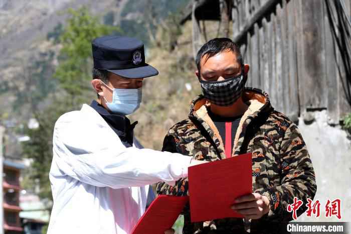 图为边检站民警为口岸民众宣传卫生防疫知识。 罗兴伟 摄  中尼边境樟木口岸开展爱国卫生运动 助力疫情防控