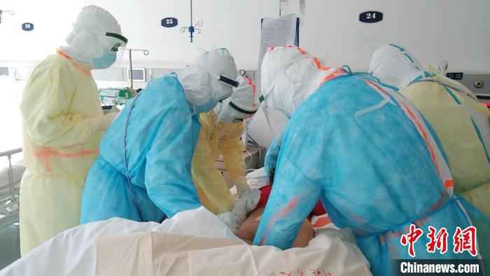 图为,医护人员在给患者诊疗。山东大学齐鲁医院供图  山东支援湖北医疗队贡献战“疫”齐鲁智慧