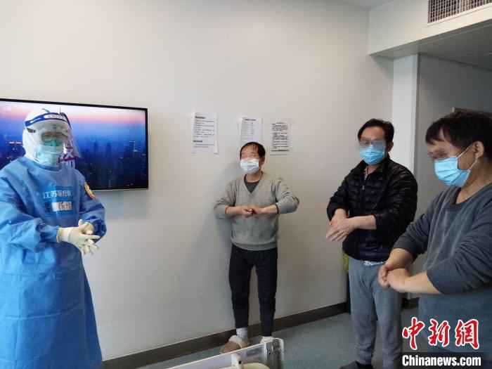 随着疫情防治工作的推进,康复治疗日渐提上日程。江苏省人民医院供图  江苏医疗队员:康复治疗提上日程 缩唇呼吸腹式呼吸齐上阵