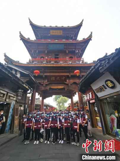 打卡阆中古城中天楼。 张晓东 摄 百名“疫”线医护人员欢聚四川阆中古城 补过正宗中国年