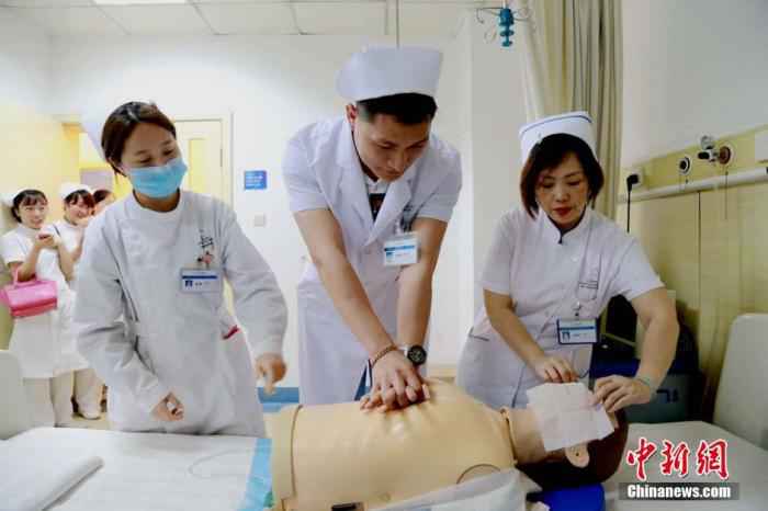 四川一家医院举办了一场体验护士职业特别活动,10多位护士的家属来到医院当上了“临时护士”,体验、感受护士职业。陈松 摄  世卫组织:全球护理从业人员达2790万 仍面临短缺