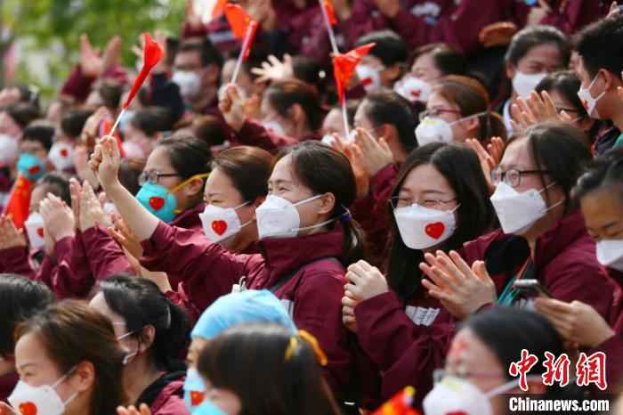 中日友好医院援鄂医疗队员依依惜别 王康荣 摄  中日友好医院援鄂医疗队返程 被授“同济医院职工”