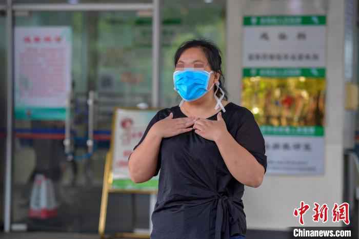 海南省最后一例新冠肺炎确诊病例在海南省人民医院治愈出院。 骆云飞 摄  海南省实现新冠肺炎确诊病例“清零”