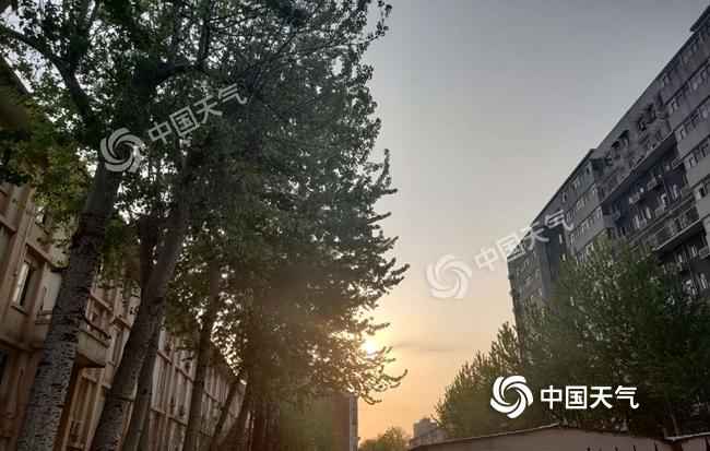 今晨北京阳光在线,天空晴朗。  今夜起冷雨飘洒北京 明日气温骤降仅11℃注意保暖