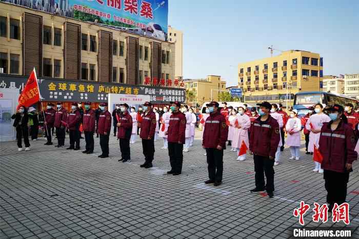 此次凯旋回赣的防疫队由来自江西省、市、县三级疾控中心的12名疾控中心人员组成,平均年龄38岁。 龚晶晶 摄  江西最后一批援助湖北防疫队员平安凯旋