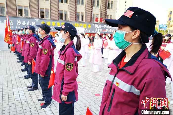 该防疫队于2月23日紧急奔赴湖北武汉,主要承担武汉江夏区内环境消毒、网络信息、实验室检测以及流行病调查工作。 龚晶晶 摄  江西最后一批援助湖北防疫队员平安凯旋